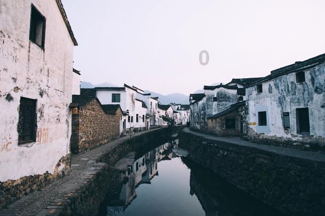 小球进黑洞