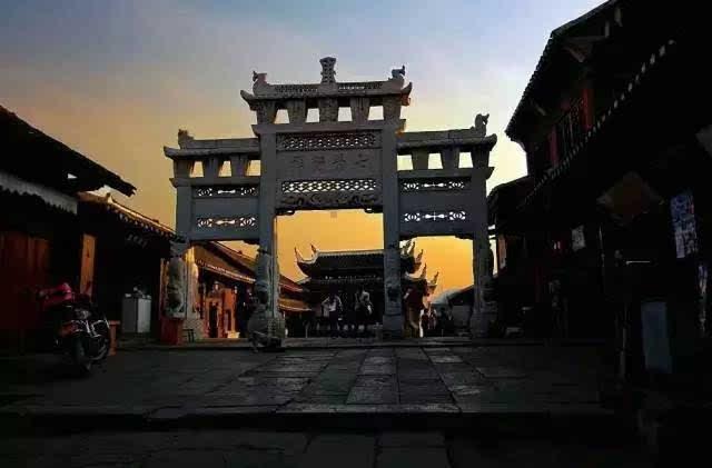 俄媒:俄政府将很快向普京汇报官员转用俄罗斯国产汽车情况